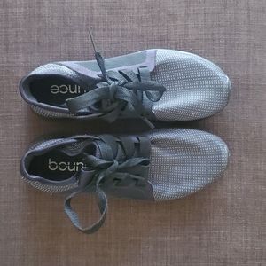 Size 7 black Adidas bounce shoes
